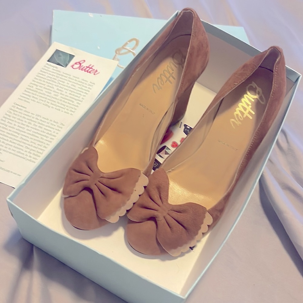 Butter ~ Luxury Italian Brand *Patsy* Camel Two Tone Suede Wedge Heels with Bow